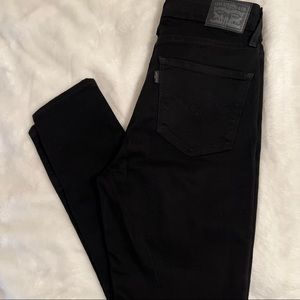 Women’s high waisted Levi Jeans